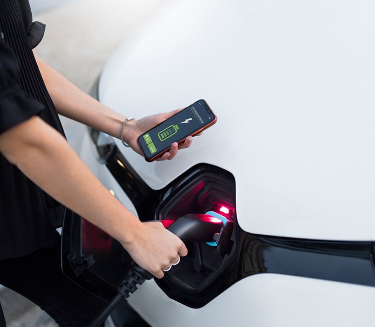 Mujer en puntos de Recarga de Zelios