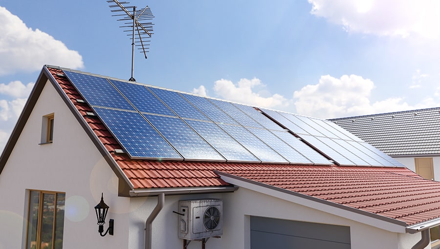 Casa con panel solar Zelios en el techo