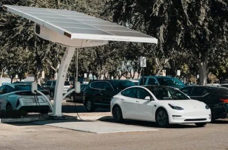 carga-de-coche-eléctrico-con-placas-solares-en-casa