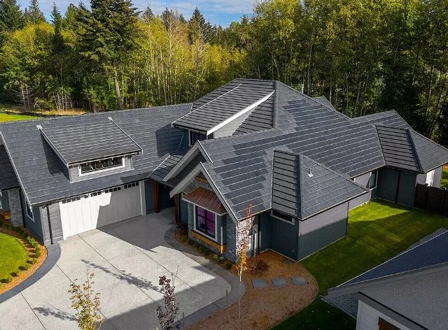 comparación entre tejas solares y paneles solares